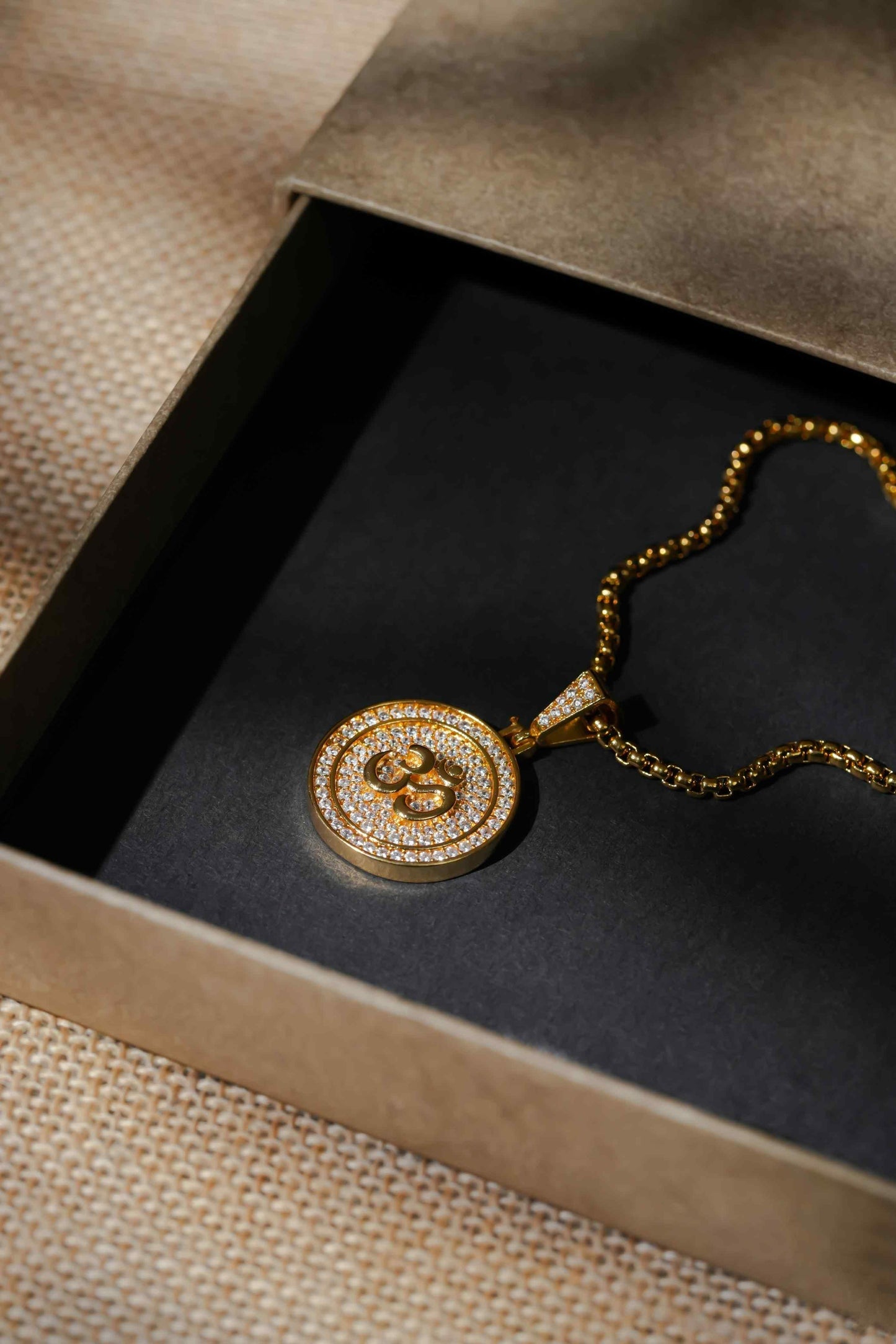 Om Symbol Pendant with Chain – A Timeless Spiritual Accessory